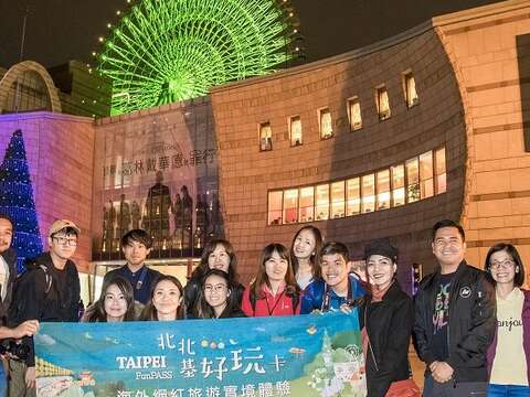 海外網紅旅遊實境體驗於美麗華前合照