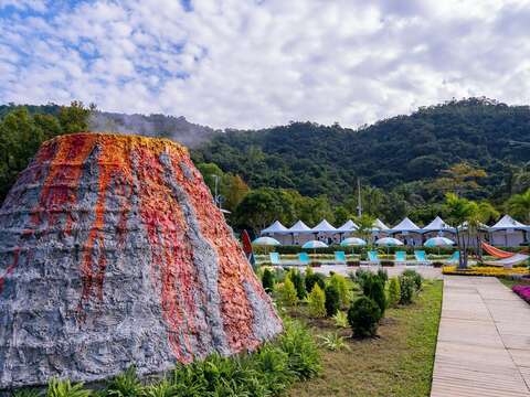 火山及沙灘搭配菊花呈現熱情的「夏威夷風情」(攝至邱友文)
