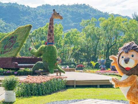 二層樓高的長頸鹿綠雕與獅子、大象展現「非洲草原傳奇」的野性 (攝至邱友文)