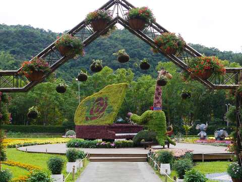 透過世紀花廊展現視覺焦點長頸鹿演奏家