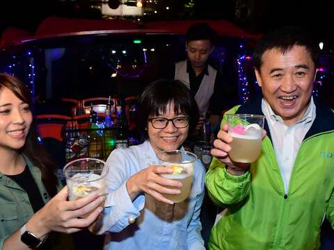 跨年專屬FUN電巴士提供最High音樂及派對飲料，車上更有直播主陪你玩翻每個週末