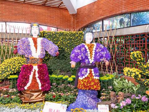 高近2米的菊人形武士充分展現日本的「東瀛風緣 菊情濃濃」(攝自邱友文)