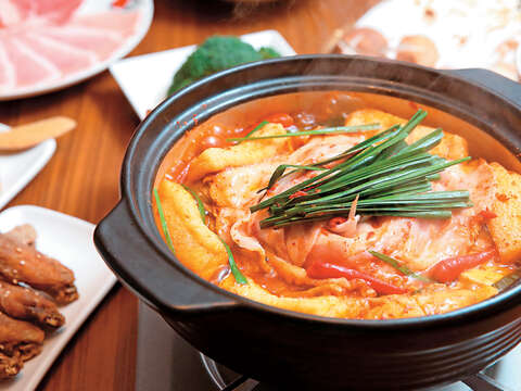 「Akakara赤から鍋」的祕傳赤紅湯頭火鍋，提供多種辣度供顧客選擇。（攝影／林育緯）