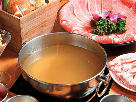 少見的「法式澄清湯Consommé」火鍋湯頭，呈現澄澈金黃的色澤。（攝影／林育緯）