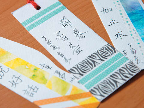 手寫的書籤是可傳遞情感的小禮物。（黃惠麗示範，攝影／林煒凱）