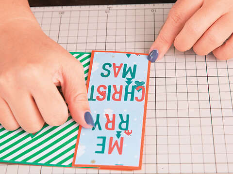 Step6 挑選可愛繽紛的英文字母貼紙，逐一裝飾卡片。（攝影／賴智揚）