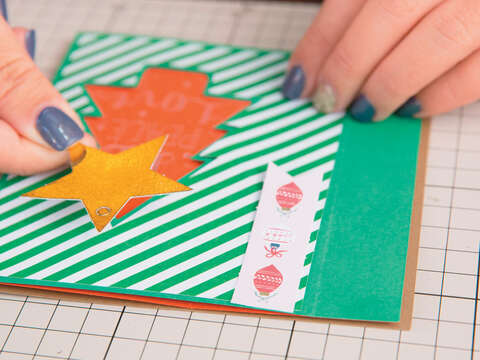 Step9 為耶誕樹黏上星星貼紙，或增添其他喜愛的裝飾，一張滿載心意的卡片就完成了。（攝影／賴智