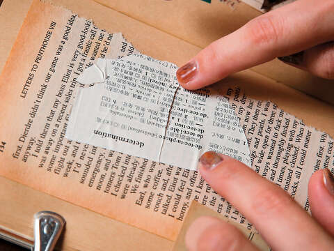 Step5 將不同紙質、觸感的舊書頁、郵票等層疊黏貼，創造層次感。（攝影／林俊耀）