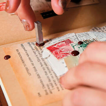 Step6 尋找適合位置,在封蠟上蓋上鉛字,可營造與封蠟章不同的氛圍。(攝影/林俊耀)