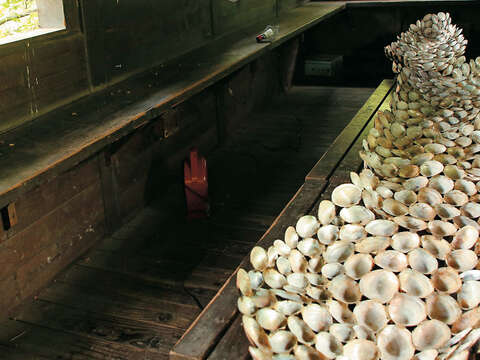 日本藝術家杉原信幸以在地素材打造貝殼船，藉此喚醒人們對水的關懷。（圖／關渡自然公園提供）