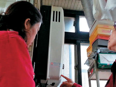消防局派員訪視居家宣導防災觀念,防範一氧化碳中毒。(圖/台北市消防局提供)
