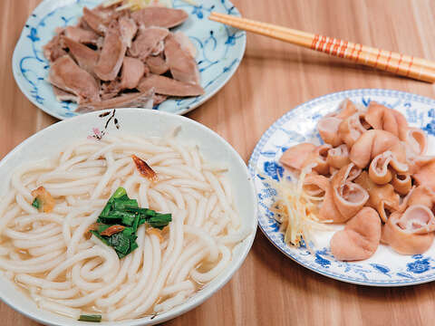 米苔目湯頭鮮甜,搭配各式小菜,是李雲霓百嘗不厭的美味。(攝影/林煒凱)
