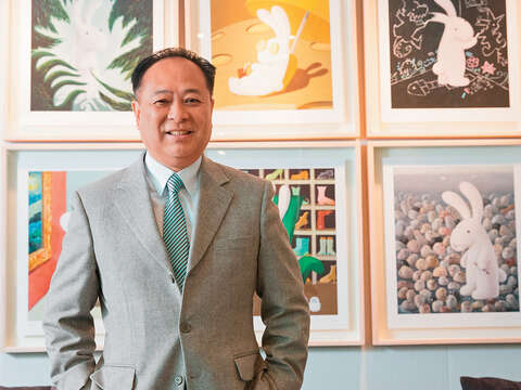 台北101董事長張學舜的辦公室掛著台灣藝術家黃本蕊的創作，可愛療癒。（攝影／賴智揚）