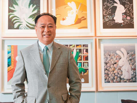 台北101董事長張學舜的辦公室掛著台灣藝術家黃本蕊的創作,可愛療癒。(攝影/賴智揚)