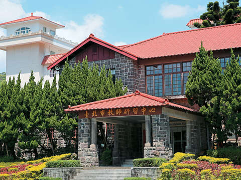 台北市教師研習中心前身是著名的草山公共浴場。（攝影／林俊耀）
