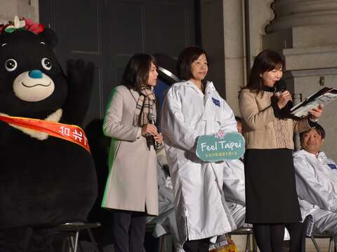 觀光傳播局專門委員江春慧(左3)及臺北吉祥物熊讚出席「大阪光之饗宴__光之文藝復興」活動開幕式，提著傳統燈籠宣傳臺.JPG