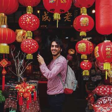 喜愛攝影的巴克金，取景大稻埕燈籠老舖街景