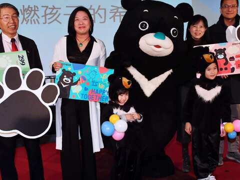 小小熊粉與熊讚及副局長陳譽馨、與會貴賓合影.JPG
