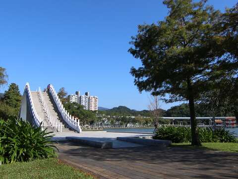 大湖公園錦帶橋的西側是池杉，東側是落羽杉。