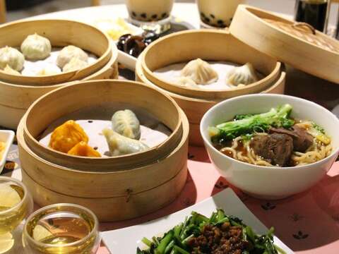 熱騰騰又Q彈多汁的小籠包、一流湯頭的牛肉麵，搭配超好喝的珍珠奶茶！讓你吃飽飽有力氣逛街去！