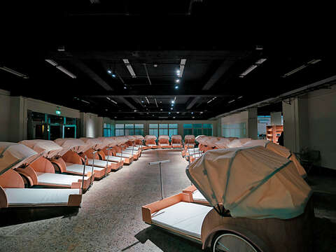 ​​​​​​​​​​​作品《Sleep79》與建築師葉熾仁合作，有別於一般床鋪，以台灣傳統三輪車的設計，供睡眠參與者入睡。（圖／片子國際有限公司提供）