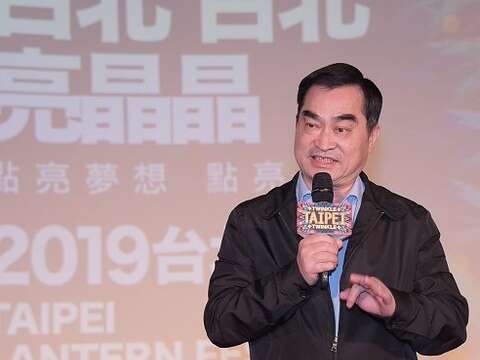 副市長鄧家基於記者會上表示，今年台北燈節將延伸至台北車站旁的行旅廣場並將呈現整個區域古蹟建築群的完整風貌，讓「西區門戶計畫」版圖更加完整.JPG