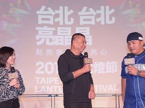 策展人Akibo(中)與學姐黃瀞瑩(左1)、職棒球星張泰山(右1)分享拍攝宣傳影片心得.JPG