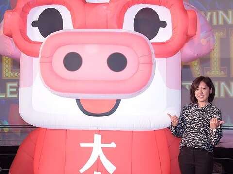 學姐黃瀞瑩與2019台北燈節主角「豬寶」邀請國內外朋友一同參加2019台北燈節.JPG