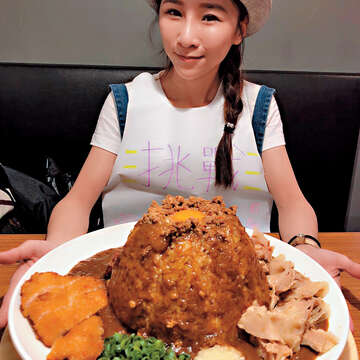 艾嘉成功挑戰完食巨無霸咖哩。(圖/大胃少女‧特盛吃貨艾嘉Abby提供)