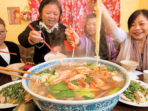 「張吳記什錦麵」招牌的大碗公分量,適合多人共享分食。(攝影/賴智揚)