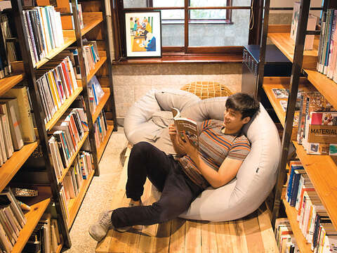 懶骨頭沙發讓書蟲盡情沉浸在書香世界中。（攝影／林煒凱）