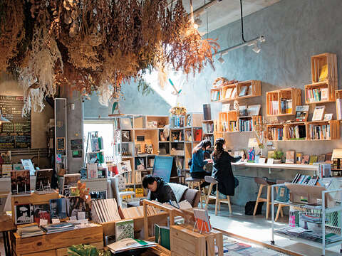 「青鳥Bleu&Book」空間設計讓陽光從角落的三角窗灑落，營造出光明幸福的感覺。（攝影／賴智揚）