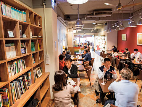 「左轉有書X慕哲咖啡」希望以書建立和讀者的關係。(攝影/賴智揚)