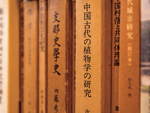 「舊香居」有許多珍藏的文史哲好書。(攝影/蕭志傑)