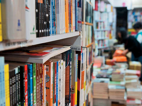 水準書局號稱全國最便宜的書店。（攝影／林煒凱）