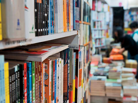 水準書局號稱全國最便宜的書店。(攝影/林煒凱)