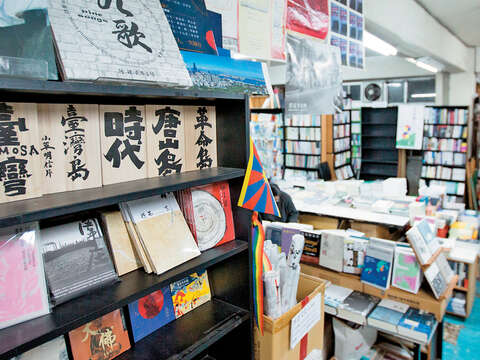 唐山書店有許多非主流書籍可供挖寶。（攝影／賴智揚）