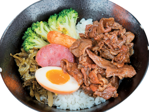 烤師傅的獨門烤肉醬汁甘甜鹹度夠味,肉片熟度烤得剛剛好。(攝影/林煒凱)
