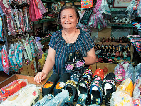 走過七十個年頭的東台布鞋莊，現由夏太太經營，是現今少見的手工製鞋店。（攝影／林煒凱）