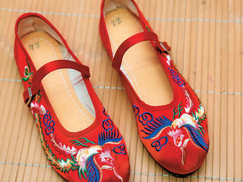 年節將近，喜氣的紅色繡花鞋成為應景搶手貨。（攝影／林煒凱）