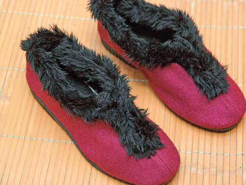 手工棉鞋近似於現在常見的雪靴，保暖好穿。（攝影／林煒凱）