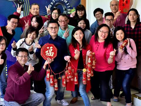 臺北廣播電臺臺長陳慈銘(前排右二)率領電臺團隊向聽眾拜年。.JPG