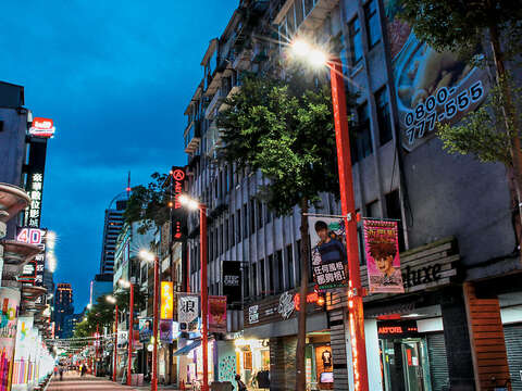 到西門町逛街抬頭就有亮點,特色造型街燈搶眼、時尚。