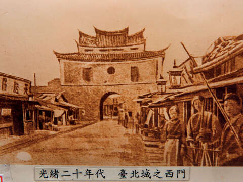 1894年，台北城的西門主要道路上可見設立路燈照明。（圖／臺北市立文獻館典藏）