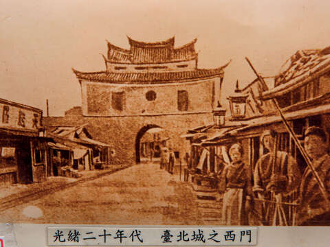 1894年,台北城的西門主要道路上可見設立路燈照明。(圖/臺北市立文獻館典藏)