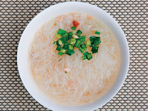 用鮮魚燉湯頭，旗魚米粉湯吃起來清爽不油膩。