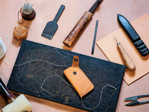 DIY時，會使用到剪刀、錐針、槌具等工具。