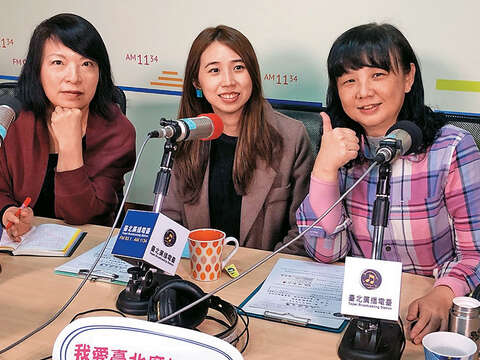 《公民總主筆》節目主持人程金蘭（左）及黃聿清（右）訪問郭家佑（中），討論「善用網路社群，將台灣推向世界」的議題。