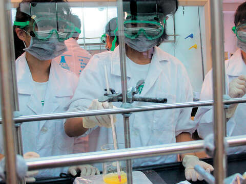 女性科學營提供年輕學子難忘的科學新知學習經驗。