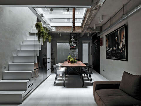 「KC Design Studio」重新打造50年的透天老屋，讓更多自然光照入空間。